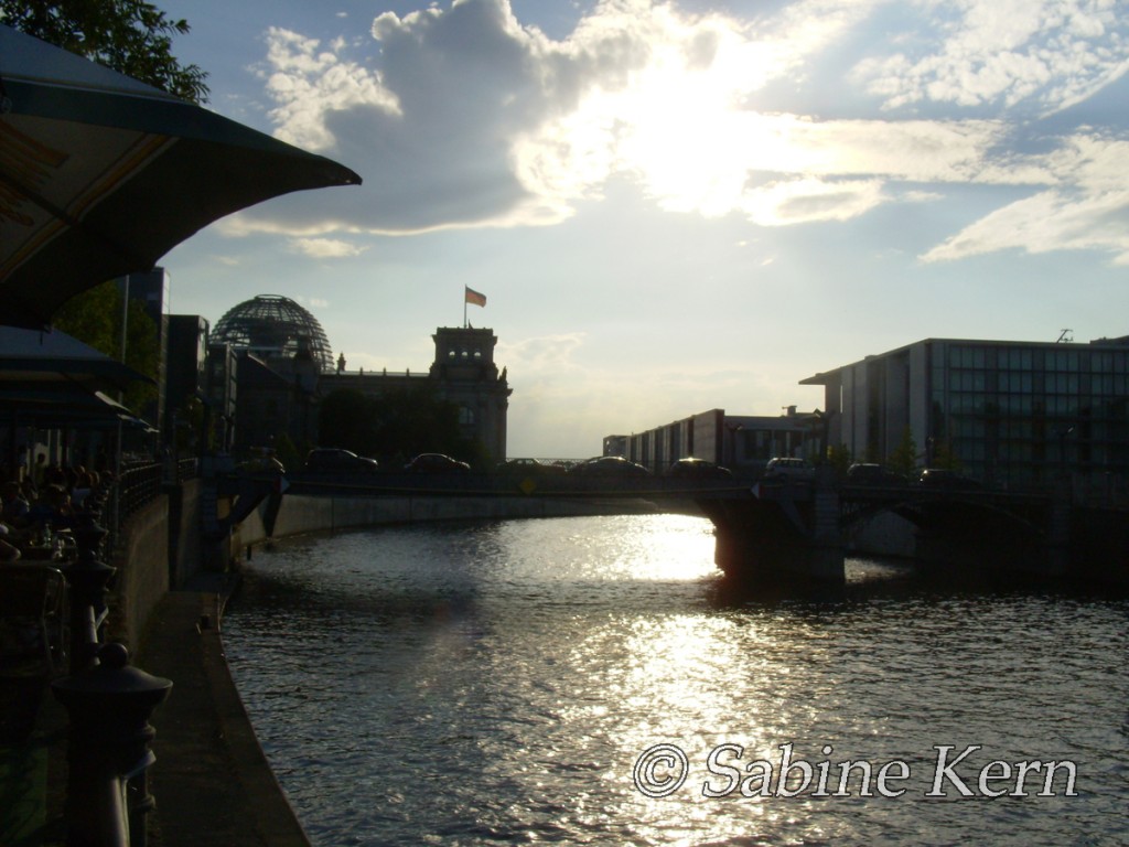 Blick über die Spree auf das Reichstagsgebäude