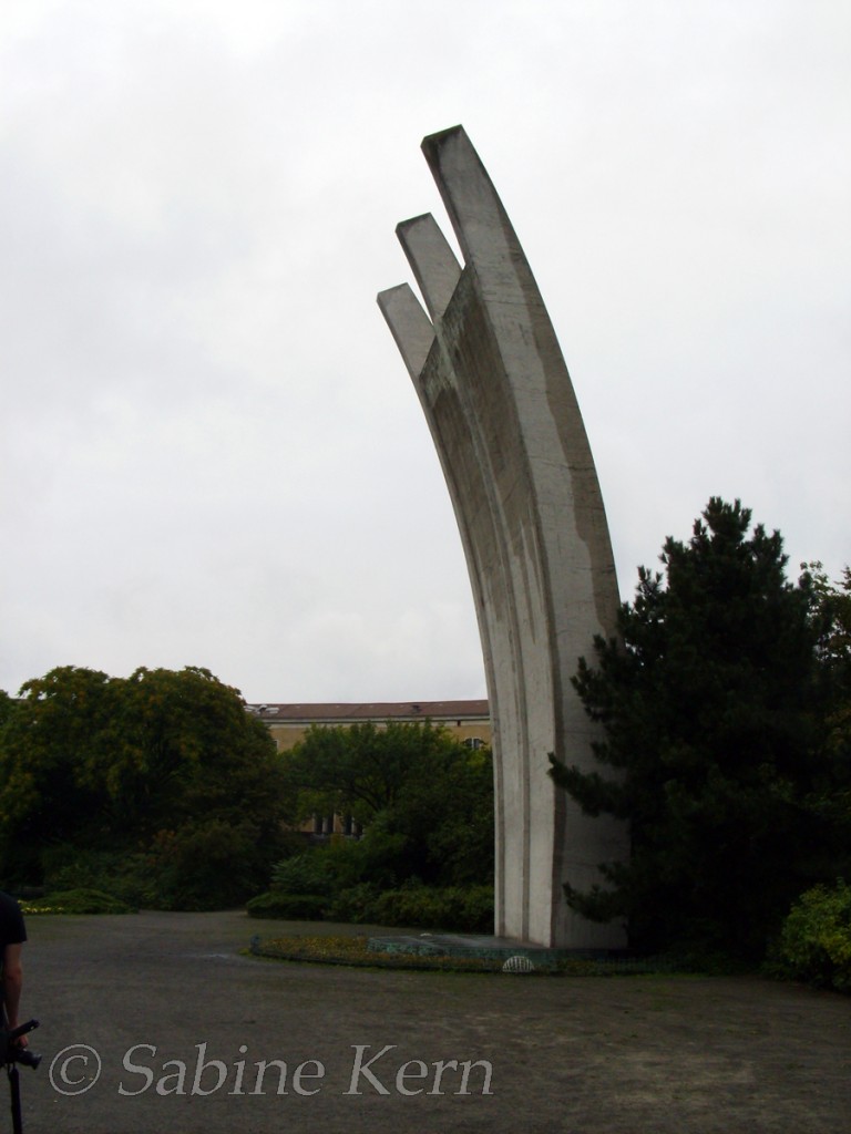 Luftbrücken-Denkmal ("Hungerkralle")