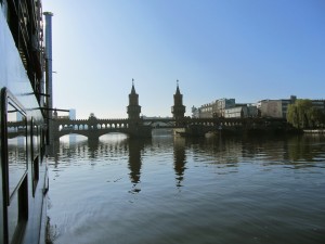 Blick aus der "Eastern Comfort" auf die Oberbaumbrücke